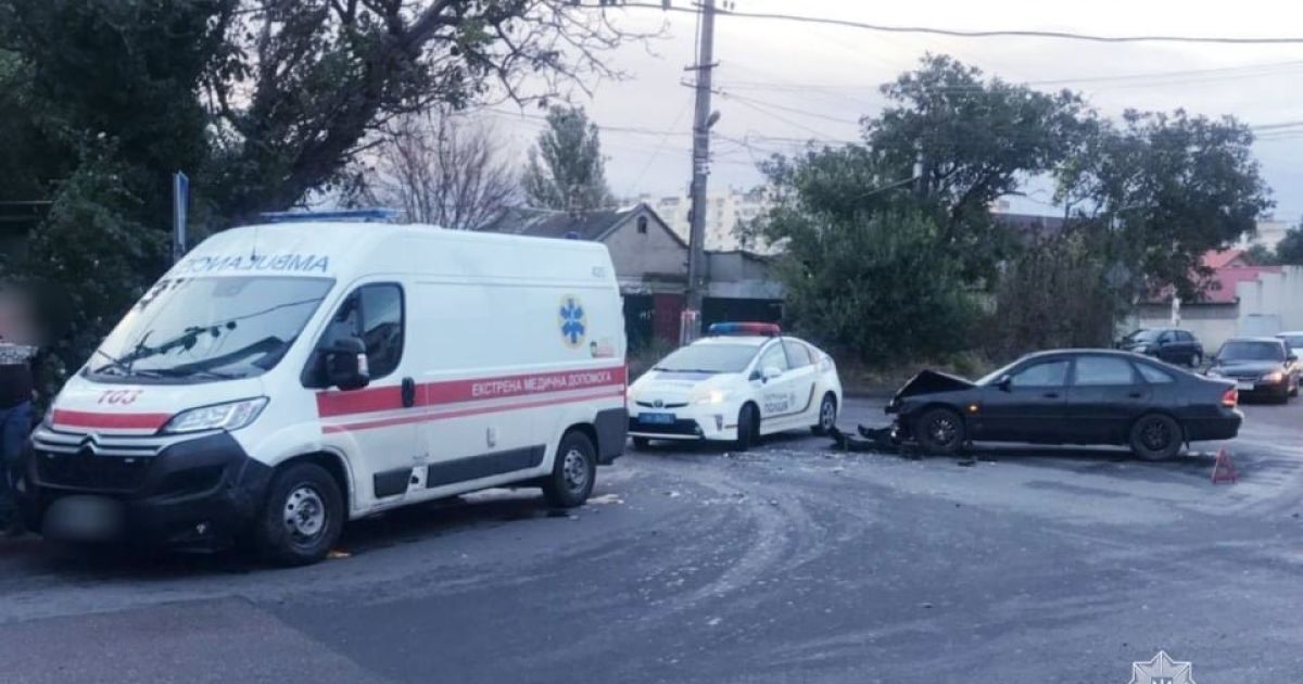В Одессе водитель иномарки протаранил "скорую"