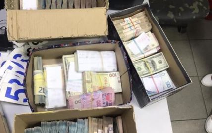 Нашли ящики с деньгами: во Львове разоблачили налоговика, который получал откаты за продажу алкоголя и табака
