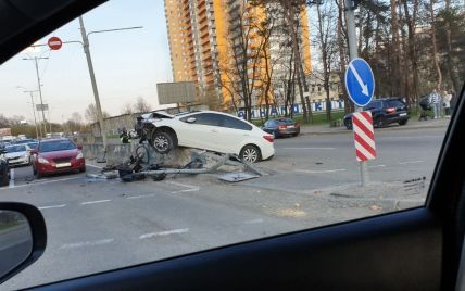 В Киеве в результате серьезного ДТП автомобиль влетел в бетонный отбойник (фото, видео)