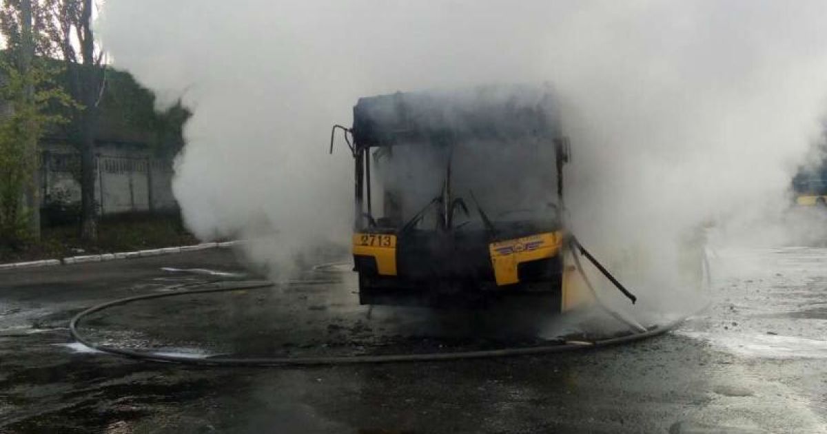 у Києві згорів тролейбус_1 / © ДСНС