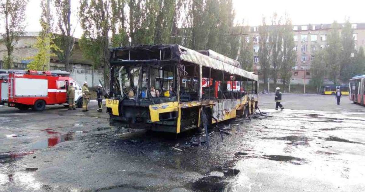 у Києві згорів тролейбус_2 / © ДСНС
