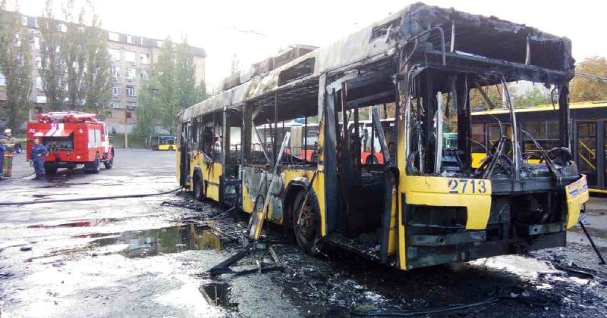 у Києві згорів тролейбус_3 / © ДСНС