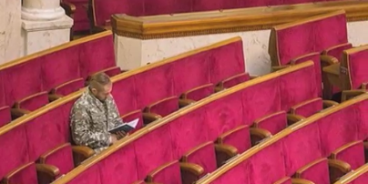 Депутат Гаврилюк в перервах між засіданнями читає Конституцію