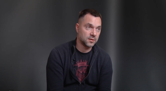 "Російськими пабліками промайнула хвиля паніки": Арестович - про успіхи ЗСУ з новими HIMARS