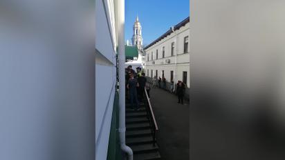 Полиция пытается попасть в корпуса Киево-Печерской лавры, где забаррикадировались представители УПЦ МП