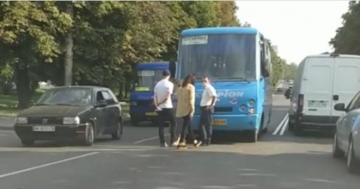В Ровно маршрутка попала в ДТП: появилось видео