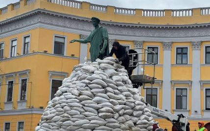 Одесситы защитили памятник Дюку от оккупантов мешками с песком - фото