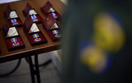Зеленский присвоил двум защитникам звание Героя Украины: одному из них - посмертно