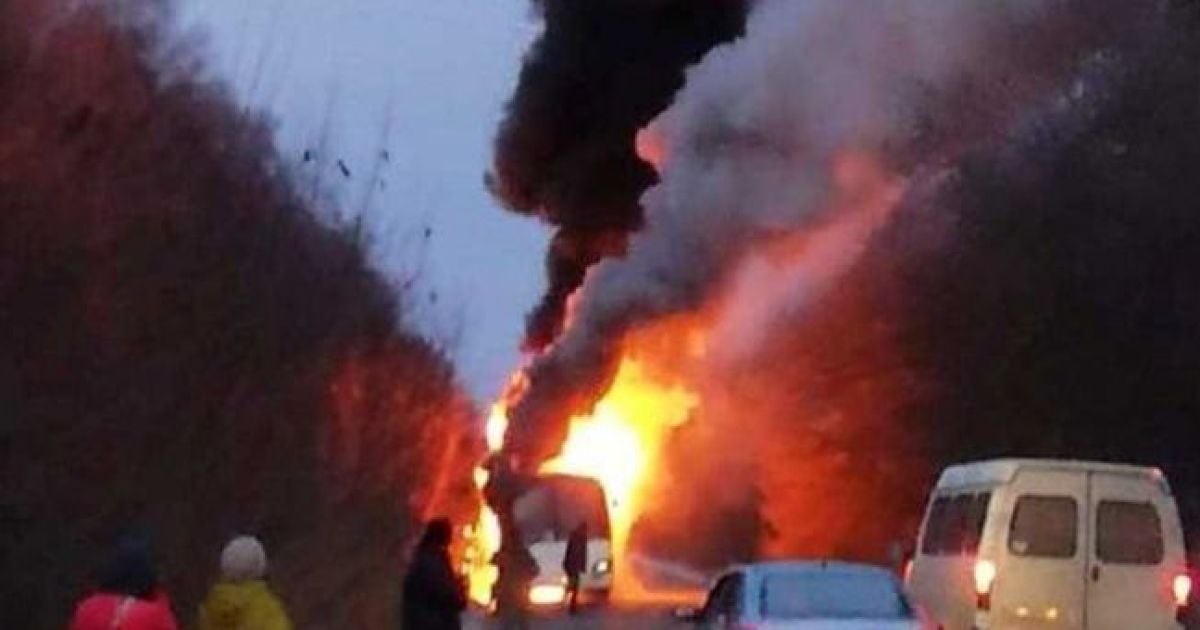 Поблизу Житомира на ходу загорівся автобус з 13 пасажирами