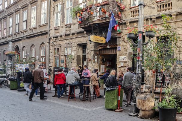 Перший паб на руїнах Szimpla Kert: колись це був житловий будинок, що залишався закинутим після Другої світової. Тепер тут ярмарки, паб та клуб / © hannaburlaka.com