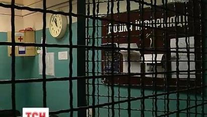 Правозащитники требуют убрать клетки в комнатах полиции в метро