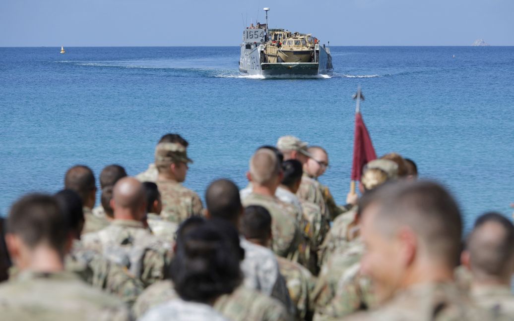 Солдаты ждут посадочное судно военно-морского флота, потому что их часть эвакуируется накануне урагана &laquo;Мария&raquo;, остров Сент-Томас. / © Reuters