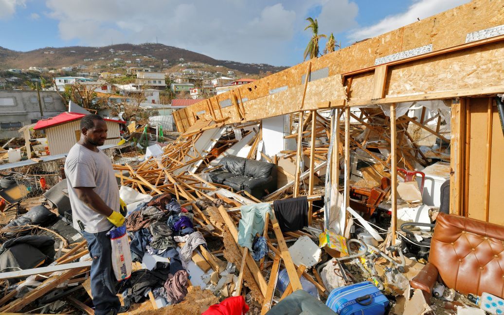 Житель района Frenchtown осматривает свой дом на острове Сент-Томас. / © Reuters