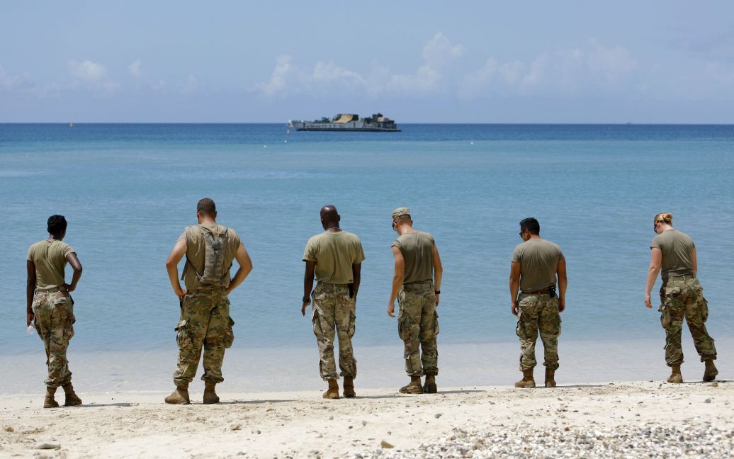 Солдаты ждут посадочное судна военно-морского флота, потому что их часть эвакуируется накануне урагана &laquo;Мария&raquo;, остров Сент-Томас. / © Reuters