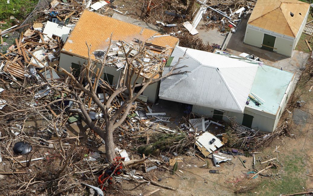 Дома посреди обломков и поваленного дерева на острове Сент-Джон. / © Reuters
