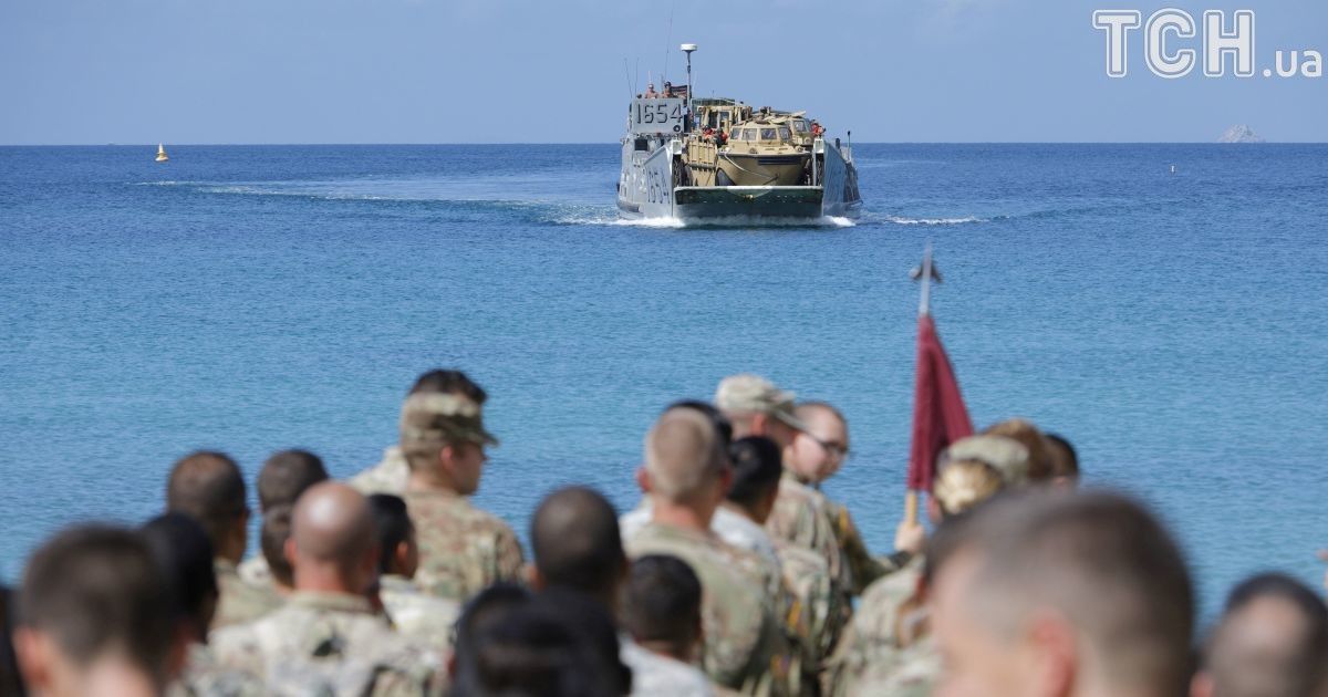 Солдати чекають на посадкове судна військово-морського флоту, тому що їх частина евакуюється напередодні урагану &laquo;Марія&raquo;, острів Сент-Томас. / © Reuters