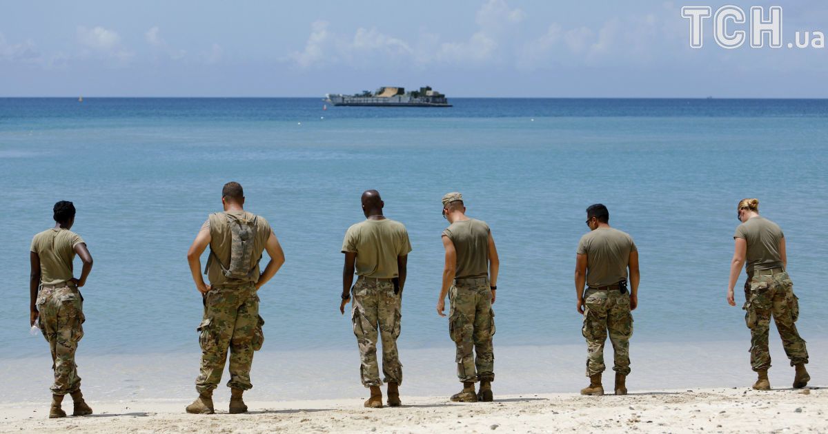 Солдати чекають на посадкове судна військово-морського флоту, тому що їх частина евакуюється напередодні урагану &laquo;Марія&raquo;, острів Сент-Томас. / © Reuters