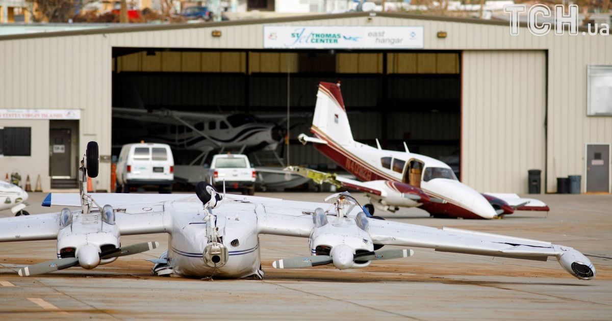 Приватний літак, перекинутий ураганом "Ірма", лежить біля іншого, також пошкодженого штормом в аеропорту на острові Сент-Томас. / © Reuters