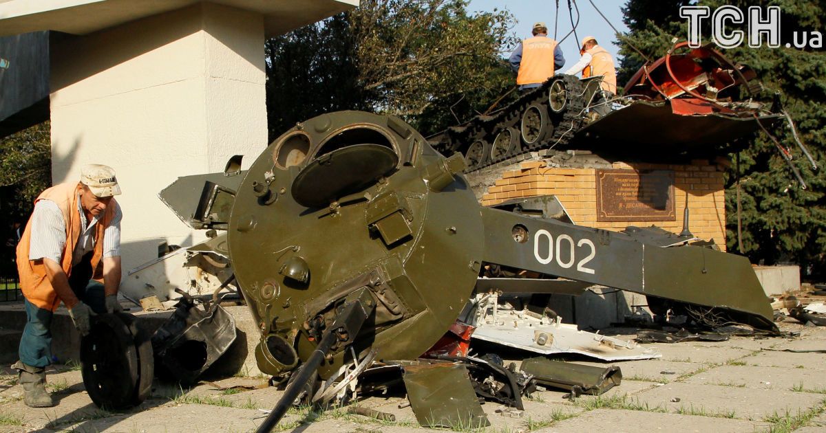 Работники снимают поврежденный бортовой штурмовик, памятник погибшим десантникам "ЛНВ".