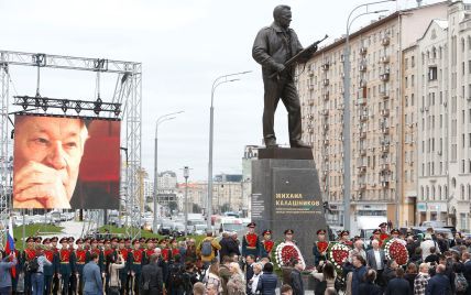 С московского памятника Калашникова пообещали быстро убрать схему немецкого автомата