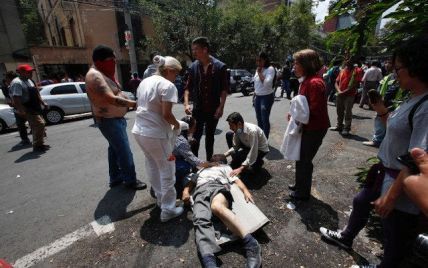 Количество погибших в результате мощного землетрясения в Мексике выросло до почти 90 человек