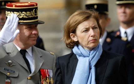 В строгом костюме и с голубым шарфом: министр Вооруженных сил Франции на торжественной церемонии