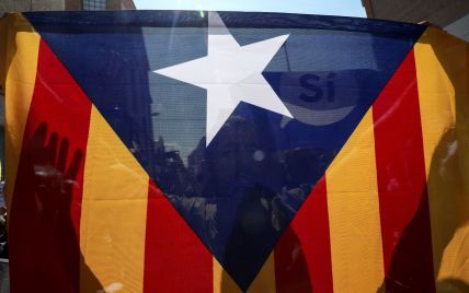 Глава Каталонии попросил парламент отложить провозглашение независимости