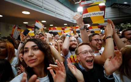 Партия Меркель выиграла выборы в Германии, ультраправые заняли третье место - экзит-поллы