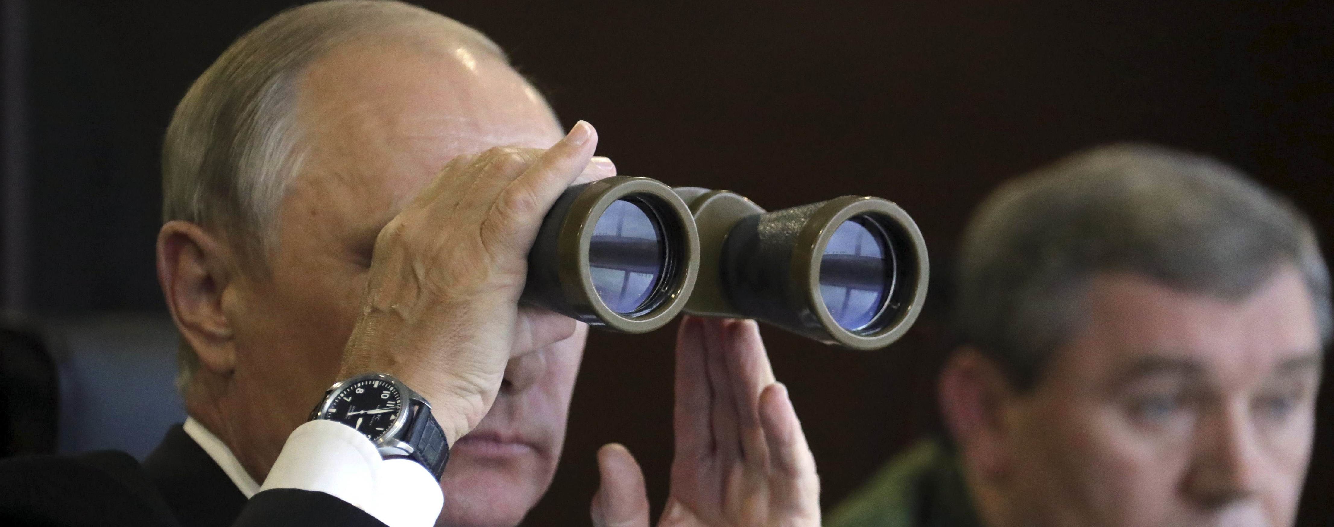 Путин с биноклем и полет белорусских истребителей. Reuters показало фото учений "Запад-2017"