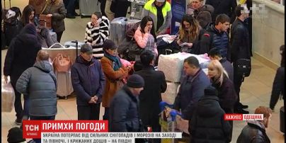 В Одеському аеропорту скасували майже всі рейси через несприятливу погоду