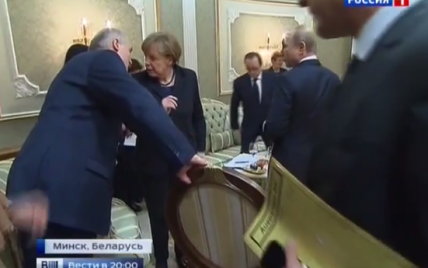 Лукашенко у Мінську "заблокував" стілець і не дав Путіну присісти за стіл