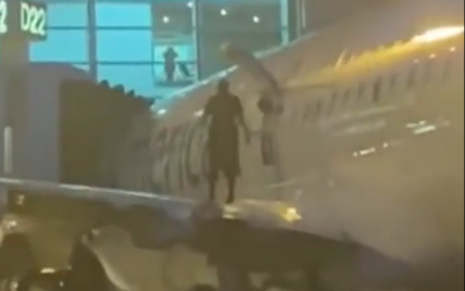 В аэропорту Майами пассажир не дождался трапа и вышел из самолета через крыло: видео