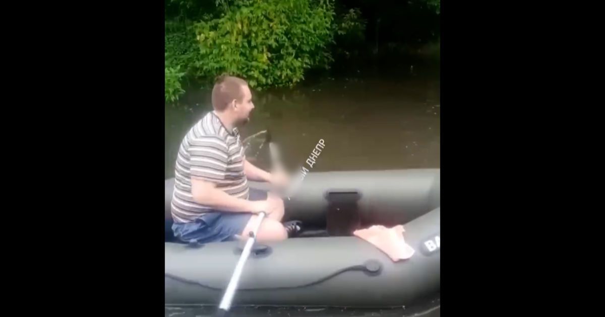 У Дніпрі затопленими вулицями люди пересуваються на човнах