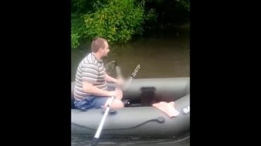 У Дніпрі затопленими вулицями люди пересуваються на човнах 