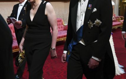 Такой мы ее еще не видели: Тереза Мэй в платье с глубоким декольте появилась в Букингемском дворце