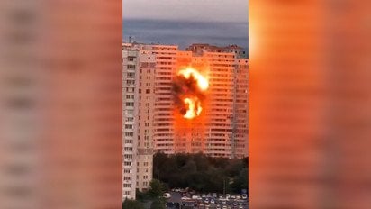 Беспилотник РФ попал в многоэтажку в Киеве: жуткое видео