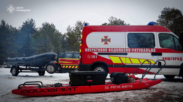 Рятувальники вже тиждень шукають водія, який провалився під кригу.  / © ДСНС