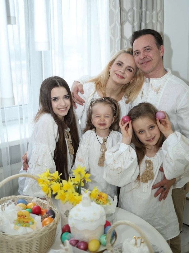 Лілія Ребрик у Великдень наробила атмосферних фото з чоловіком і трьома доньками і показала, як святкує