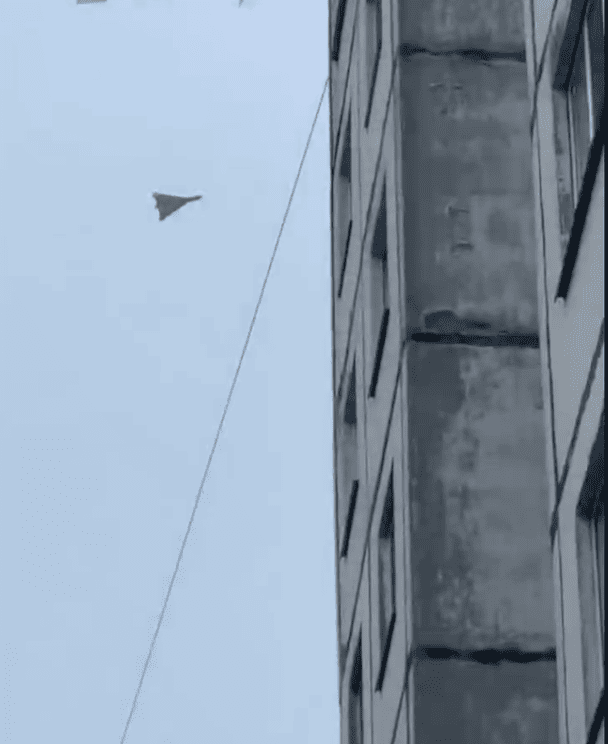 У Чернігові дрон пролетів над будинками і це зняли на відео