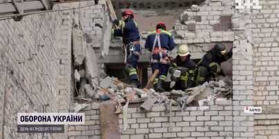 У Харкові попри обстріли розбирають завали у зруйнованих багатоповерхівках