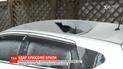 В центре столицы ледяная глыба упала на крышу автомобиля