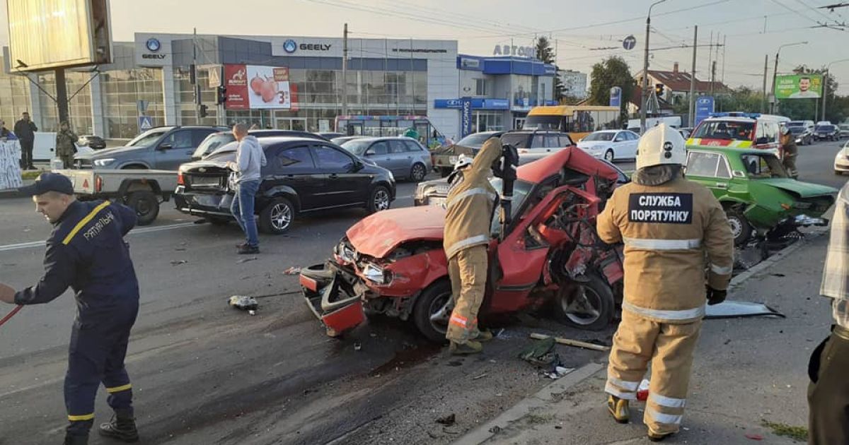 Масштабна ДТП у Полтаві: легковик Audi протаранив чотири автівки, водій однієї з них у важкому стані