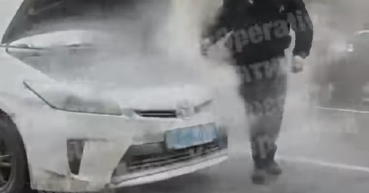 У Києві під час руху загорівся поліцейський автомобіль (відео)