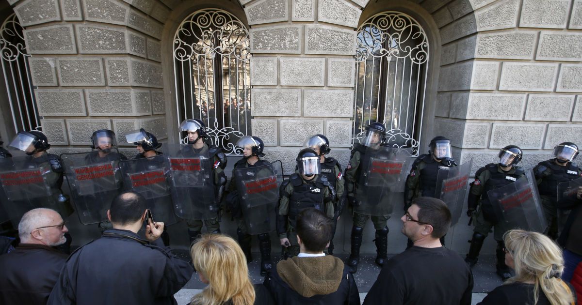 Протесты в Сербии продолжаются: активисты заблокировали администрацию президента