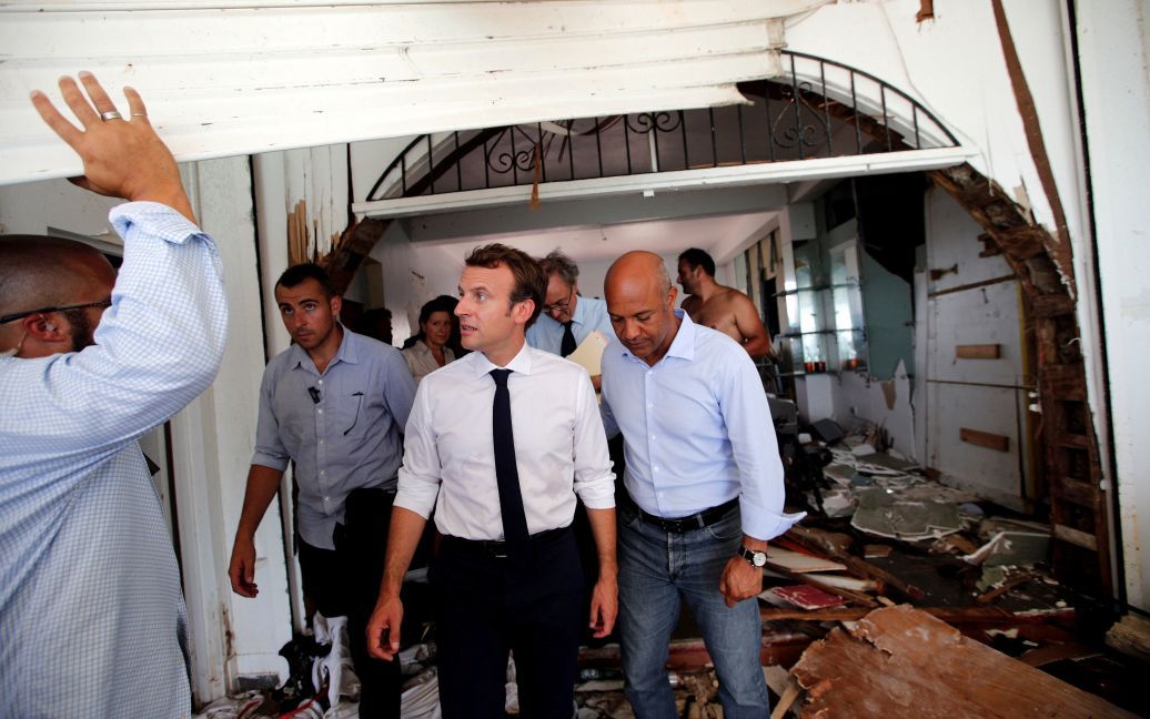 Президент Франции Эммануэль Макрон на разрушенном острове Сен-Мартен / © Reuters