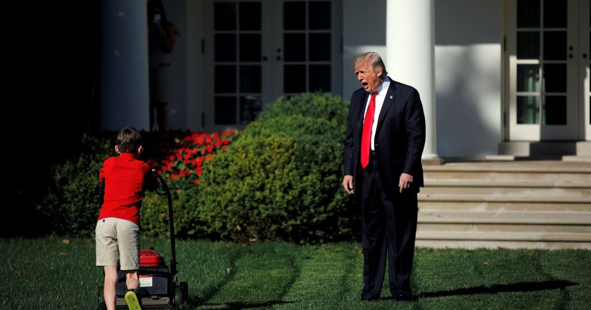 11-летний мальчик покосил газон возле Белого дома под присмотром Трампа