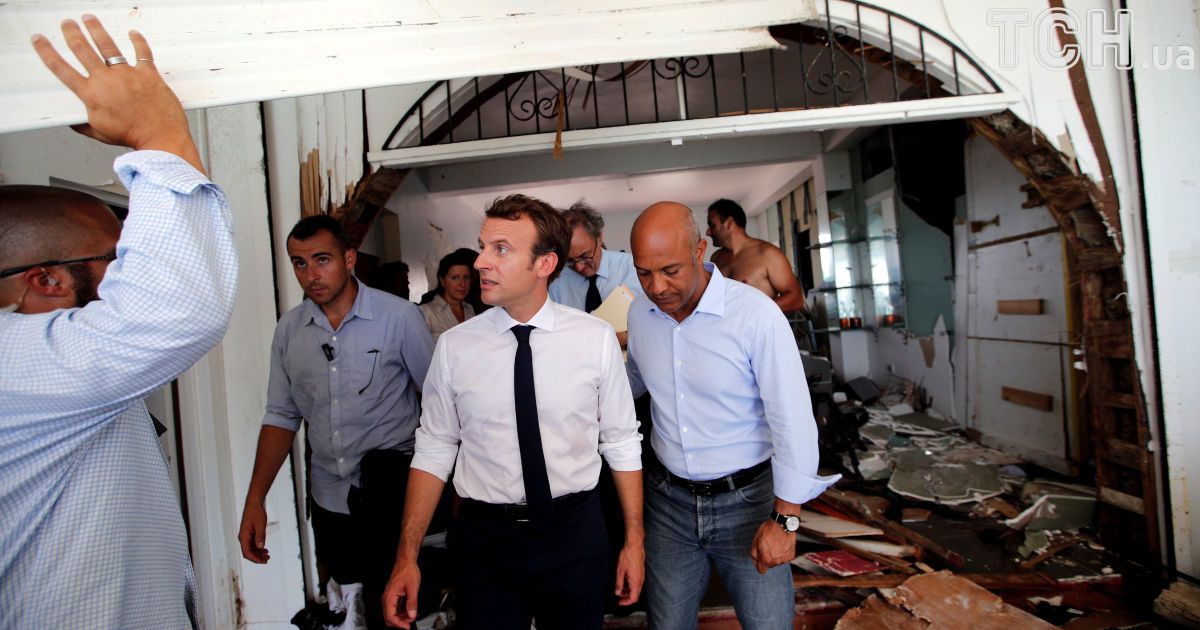 Президент Франції Еммануель Макрон на зруйнованому острові Сен-Мартен / © Reuters