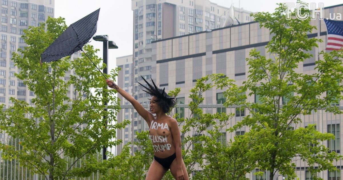 В Киеве участница Femen с голой грудью протестовала против Трампа под посольством США