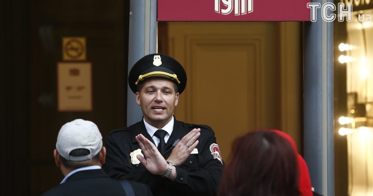 Волна "минирований": в двух городах России эвакуировали торговые центры и кинотеатр