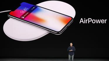 Устройство для беспроводной зарядки гаджетов Apple. / © Reuters